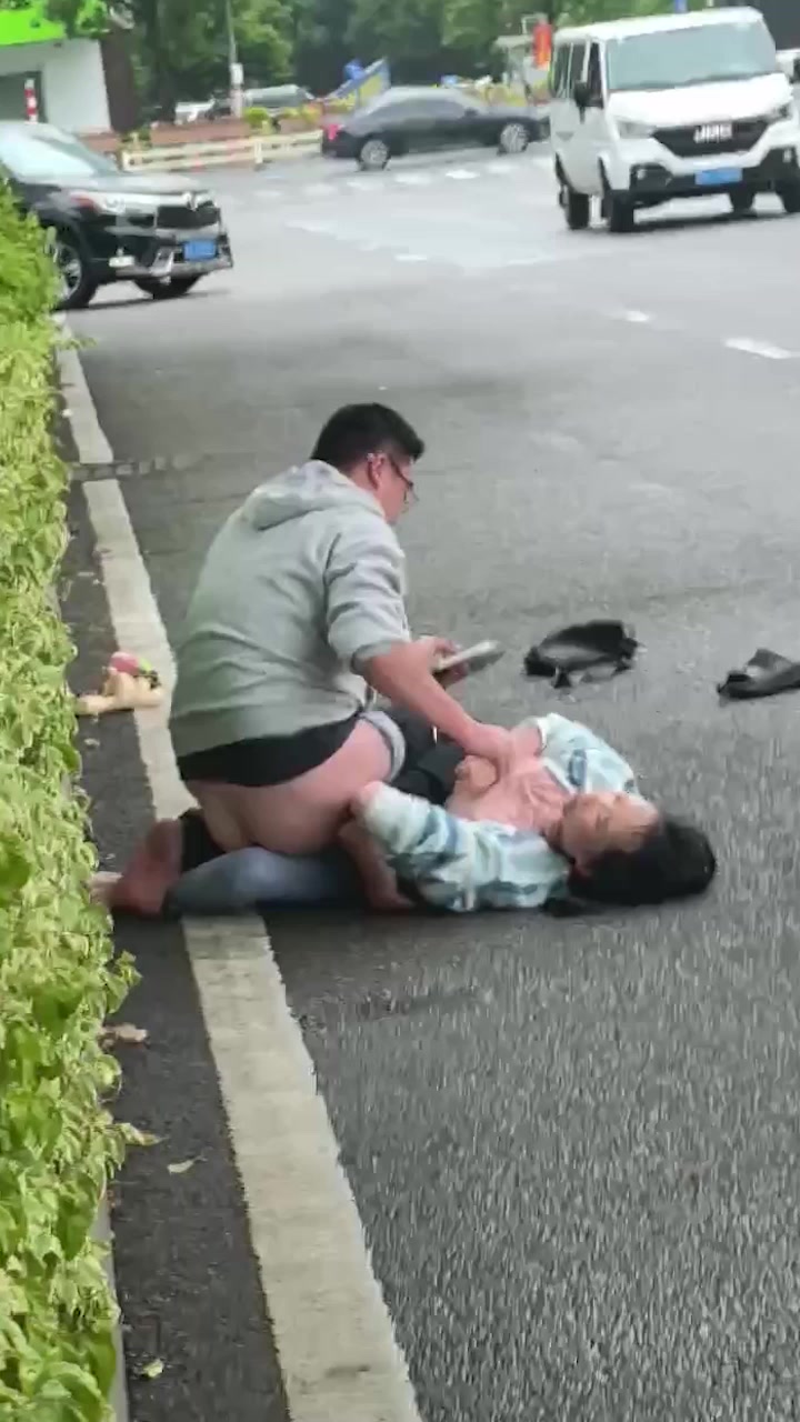山西太原街头男女互撕 女子被压身下当众扒光对方裤子 令人尴尬到脚趾扣地！