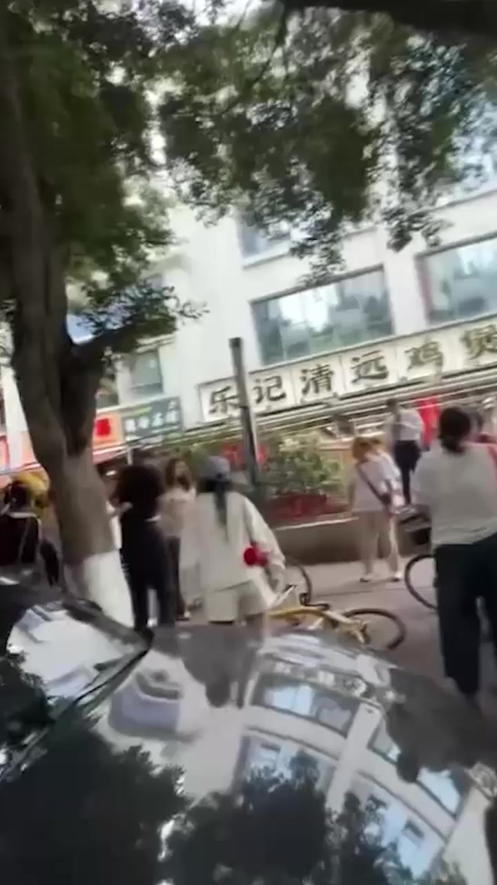 原配当场抓奸丈夫出轨 小三公开承认身份 秒签离婚协议 抛弃妻子恶心至极！1
