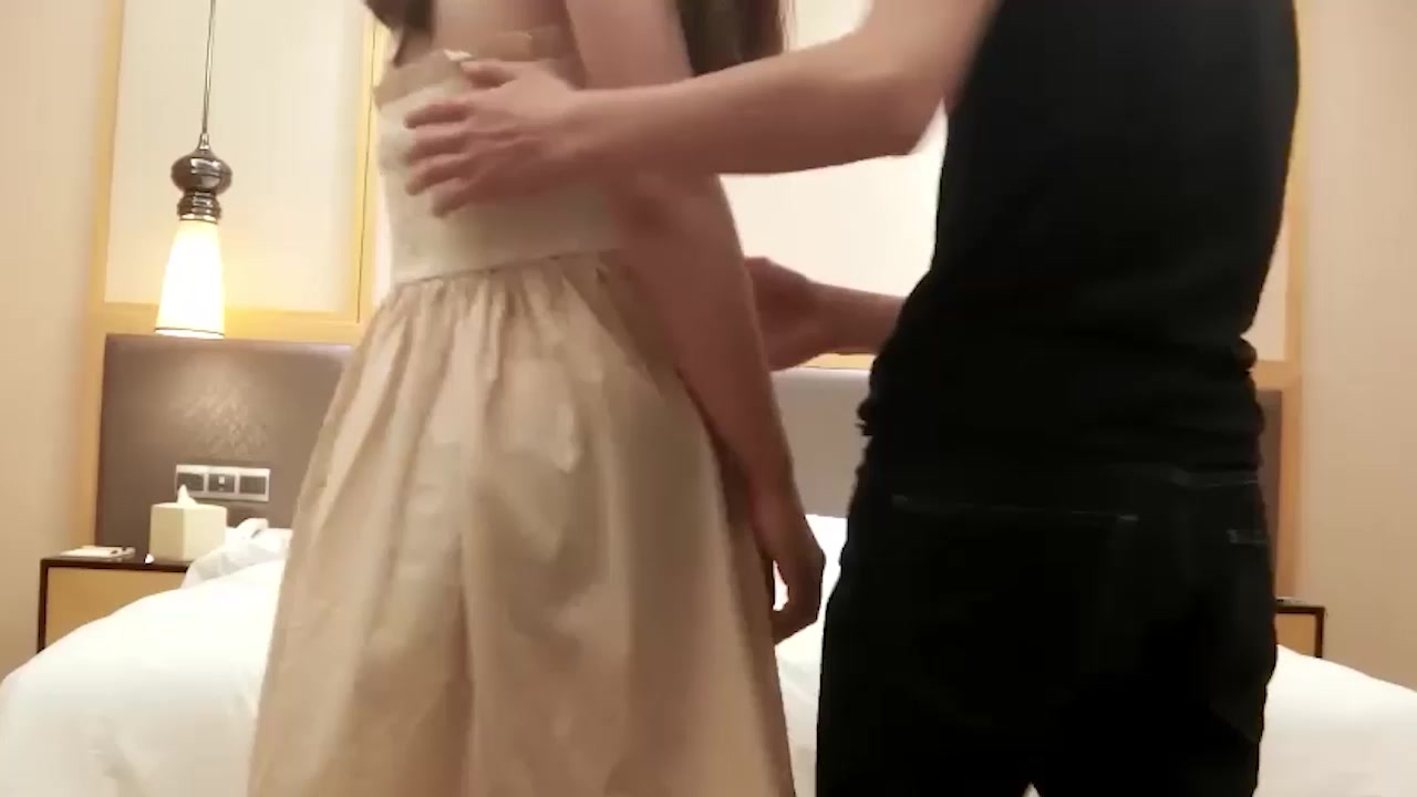 眼镜男邂逅辣妹 酒店开房激情狂欢 肥臀撅起巨根猛怼 场面香艳刺激！