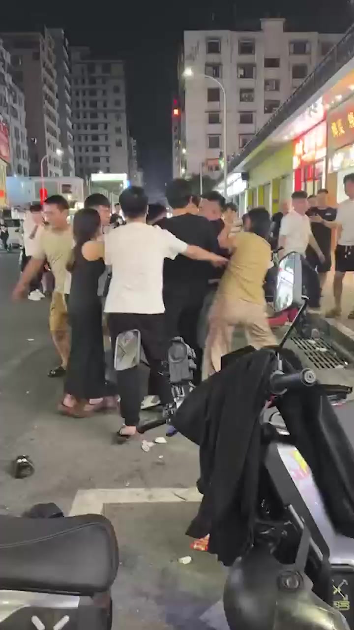 反差女神精神小伙打架现场 美女真上狂野扭打直接失控 身材火辣太带感！