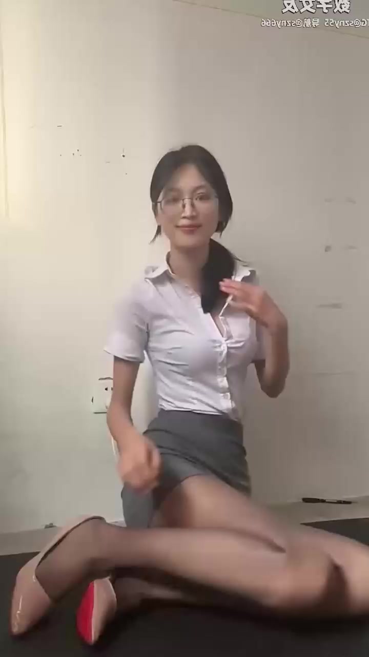 抖音6w粉丝网红 香辣火锅 会员福利 黑丝美腿诱惑 激情自慰骚穴白浆横流！2