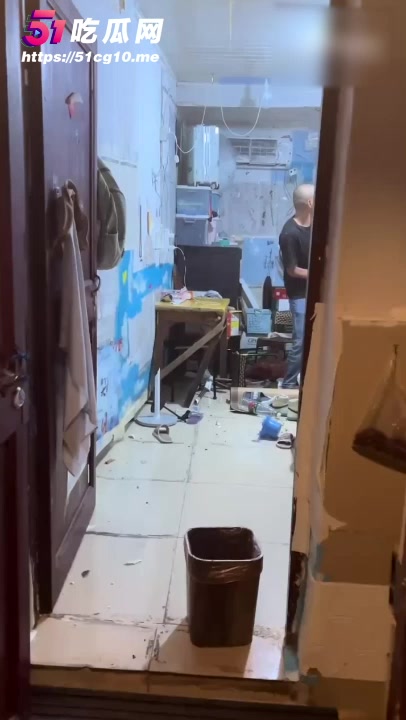 抖音百万网红 苏晴晴 遇人不淑深陷泥潭 想通过网络改善生活 暴躁老公怒砸房间！