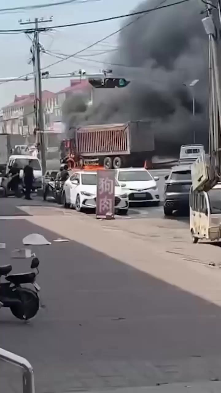 河北秦皇岛 渣土车碾压母女致2亡 电动车起火引燃货车熊熊大火惨剧