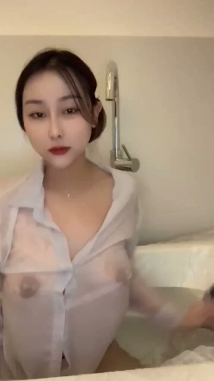 抖音网红 宝児 金主定制私拍 反差御姐浴室上演湿身诱惑 丁字裤勒逼骚浪爆棚！