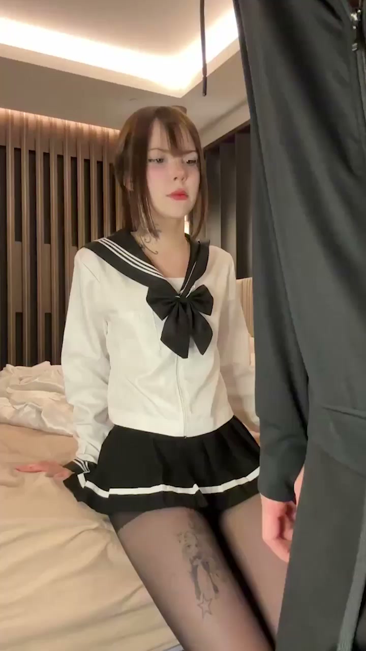 欧美白虎尤物 黑枪 性爱视频 三点极其粉嫩 跪舔侍奉肉感 无套后入外射满臀！