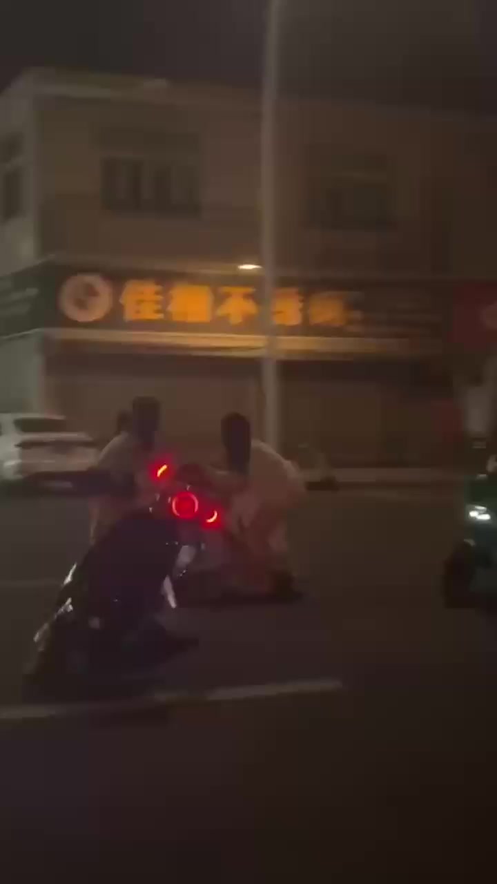 精神小妹街头冲突现场 衣服撕裂大长腿全露 身材惊艳火辣太养眼！