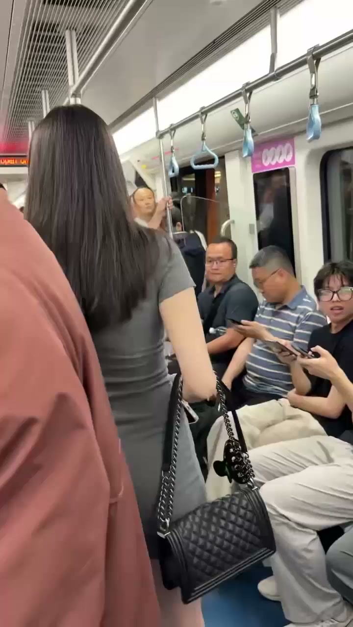 地铁偷拍翻车 老男人偷拍短裙小仙女被当场抓包 这下吃不了兜着走了！