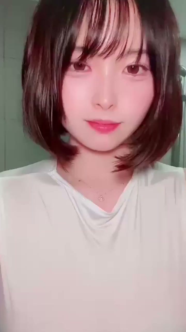 日本短发辣妹 FuwaNyan 浴缸湿身诱惑 玩弄大奶擦边私拍 妩媚气质妖娆诱人！