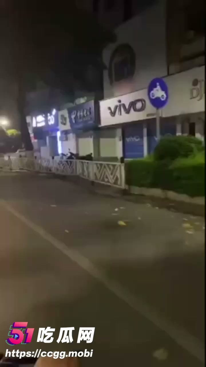 广西南宁武鸣 女子深夜街头被强奸 大声呼救无人应 路人竟忙着拍视频？