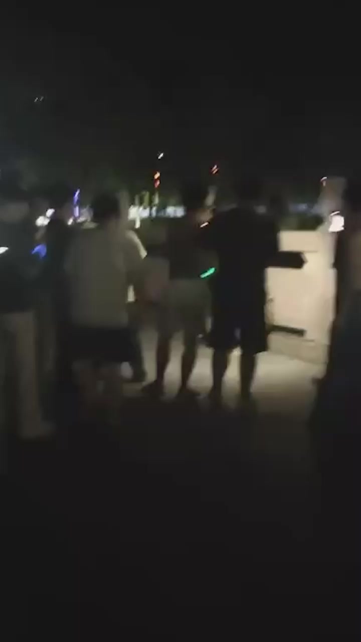60岁老登金枪不倒 公园和小三约会惨遭抓奸 被原配怒撕衣服现场扭打 场面混乱不堪！
