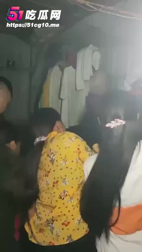 史上追炸裂抓奸现场 狗男女通奸被抓现行 全家齐上暴揍小三 场面混乱不堪！