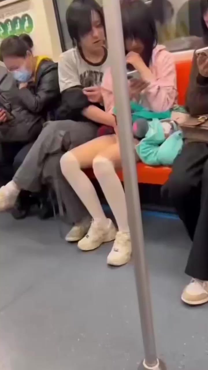 地铁小伙当众掀裙抠逼 白丝女孩强忍娇喘 乘客环绕却无人阻止 真是太大胆了！