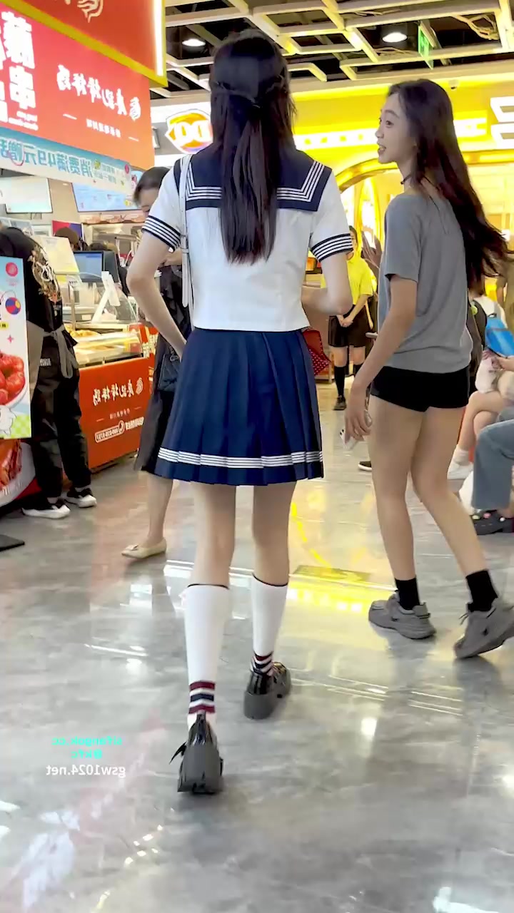 KFC抄底超美学生妹 身穿JK水手服M字腿大开 蓝色内裤全露神图 偷感贼重