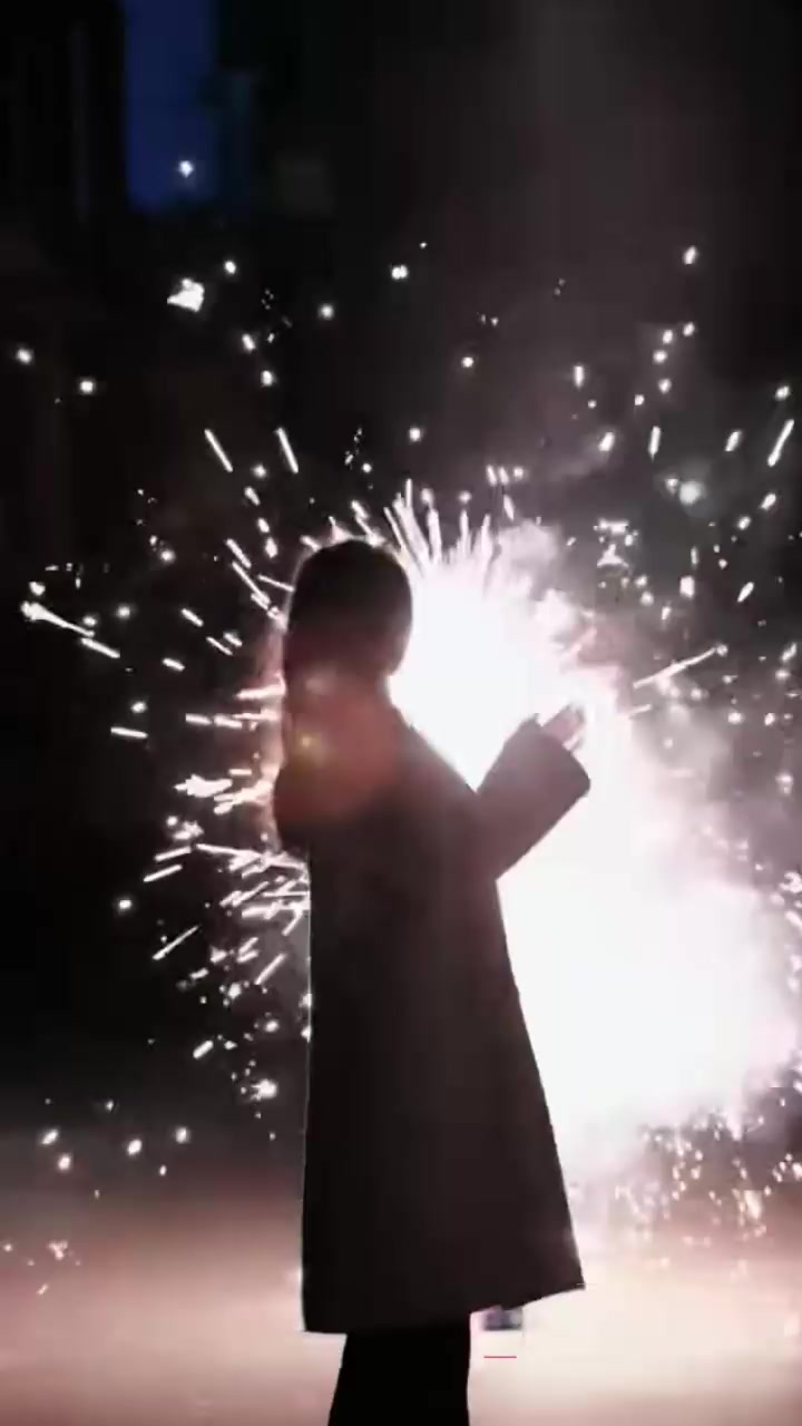 小红书美女博主性爱自拍 身着黑丝制服床上淫态拉满 多姿势打桩高潮叠加