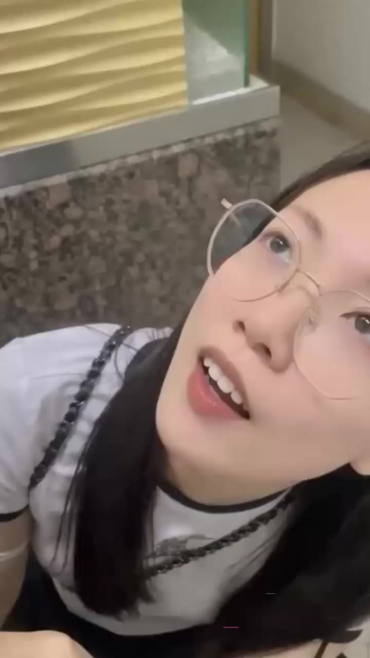 白嫩大学生 刘晓 楼梯间口交自拍 满脸笑意跪舔肉棒 舌尖拉丝吞吐浓精