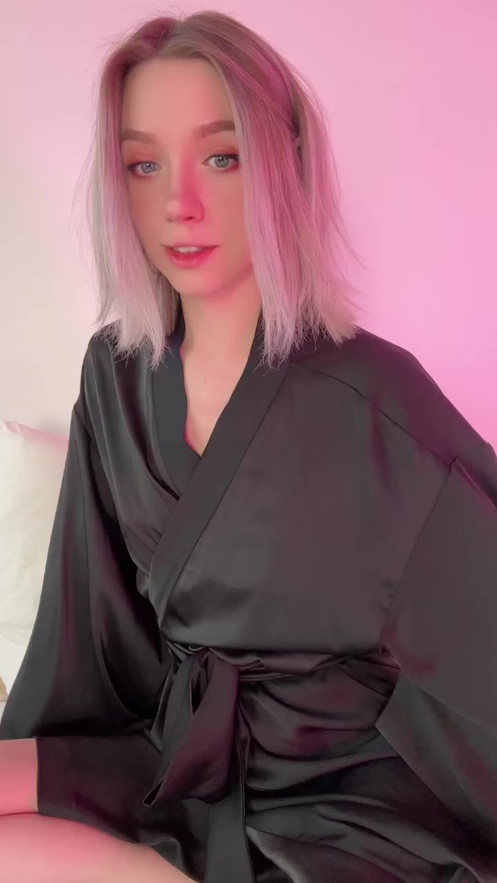 欧美网黄 LeyaGornaya 大尺度私拍 挺拔巨峰疯狂揉捏 骑乘自慰表情骚到犯规！