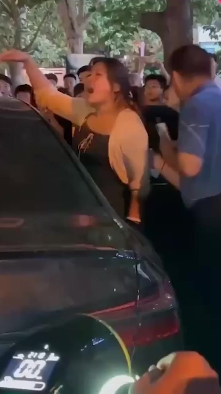 老公开原配的车载小三出行 被原配马路堵死当场抓奸 街拍视频刷爆本地朋友圈！