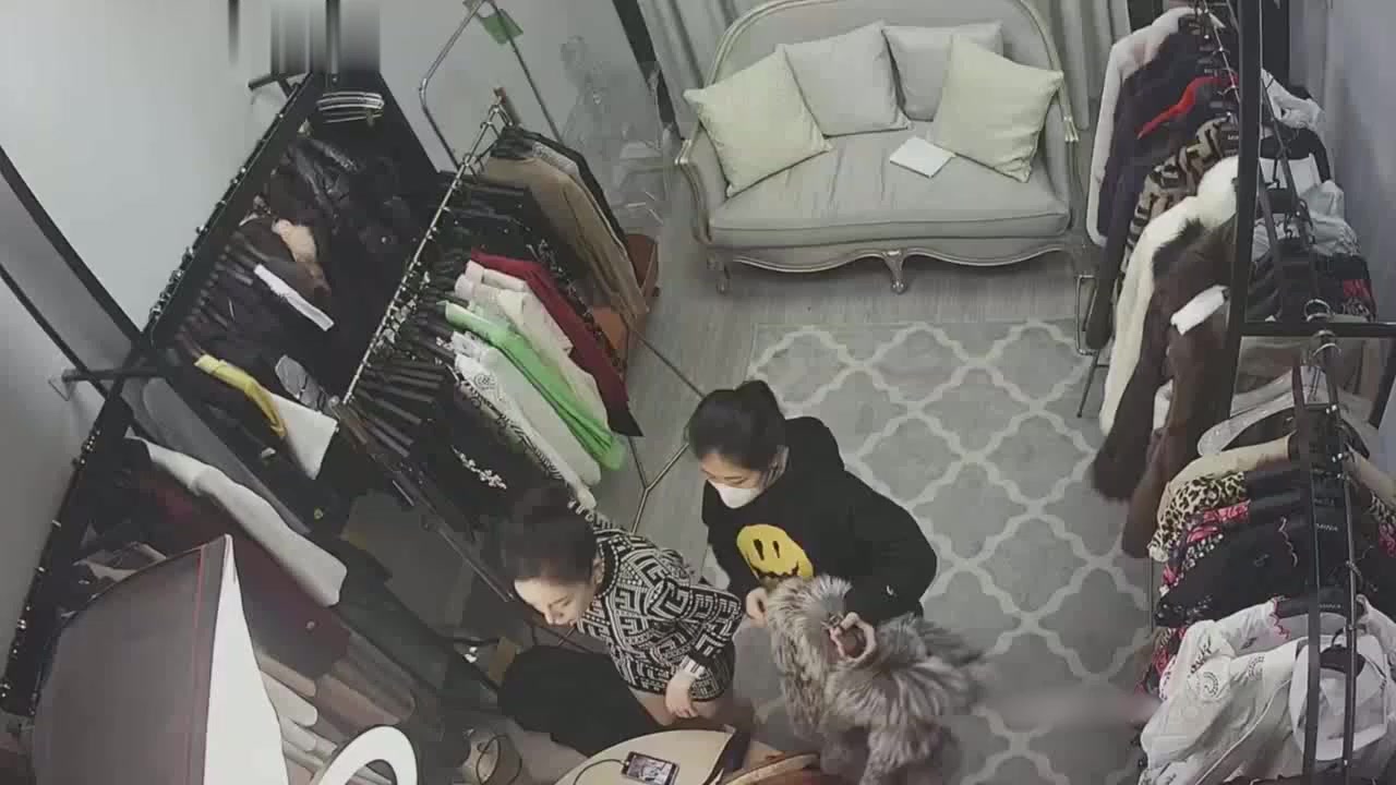 服装店全景偷拍 颜值少妇试穿衣服 奶子乱晃体态丰韵 白嫩骚躯实在太诱惑！