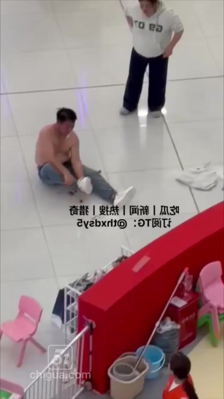 泾阳万达商场 中年大叔当众裸奔 高举双手晃腚甩屌 保安路人全傻眼