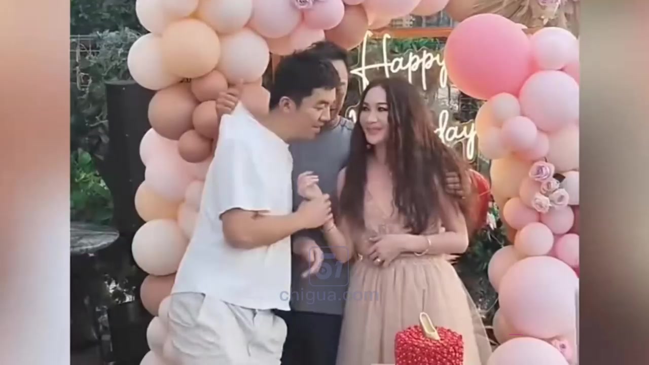 香港知名艺人 温碧霞 59岁生日现场遭养子强吻 当众暧昧乱伦毫无母子界限！2
