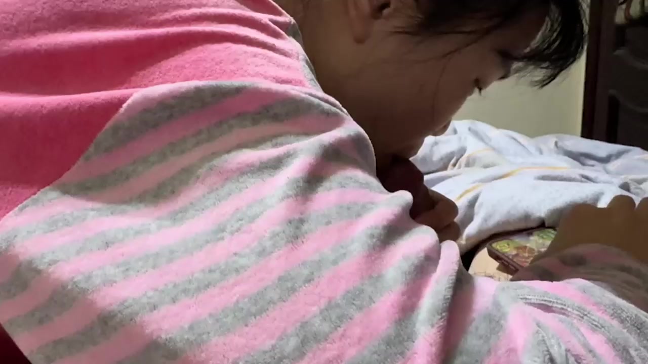山东菏泽超淫人妻 身着开裆情趣内衣被老公猛干 边被操边忙业务太刺激1