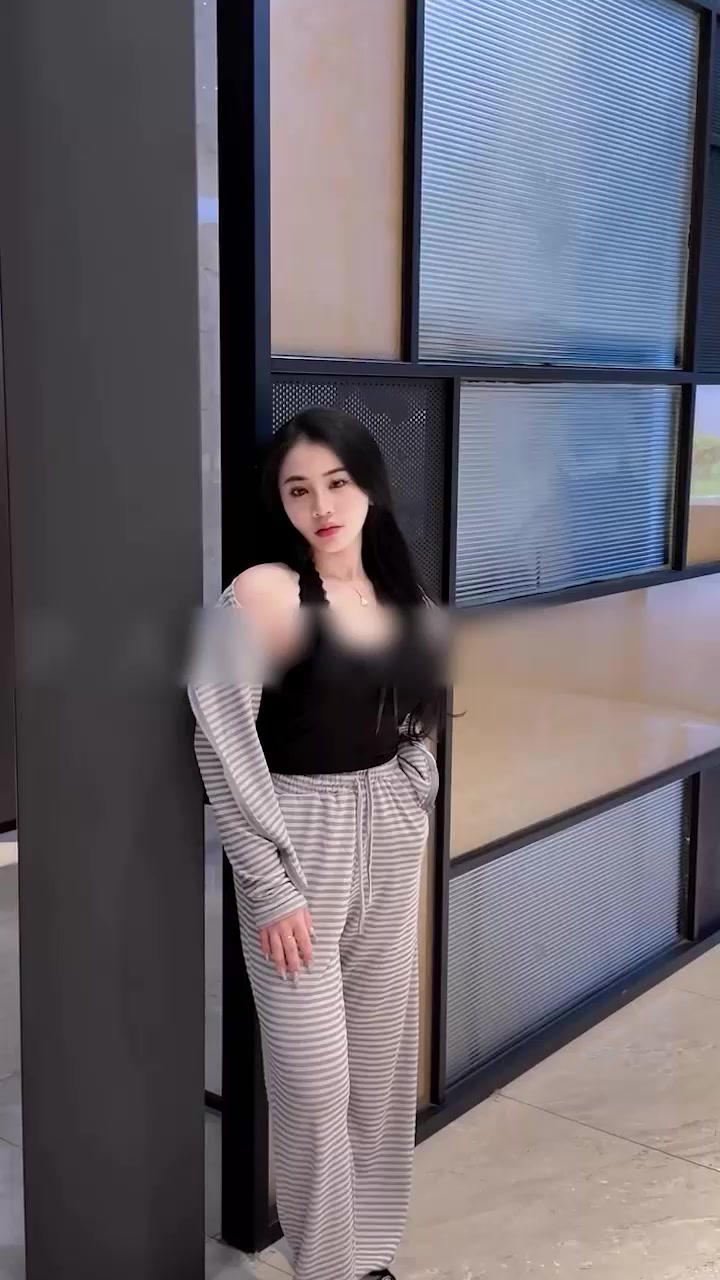 服装店巨乳老板娘自拍视频曝光 胸部饱满挺翘腰细臀翘 各种诱惑表情迷离又骚浪！