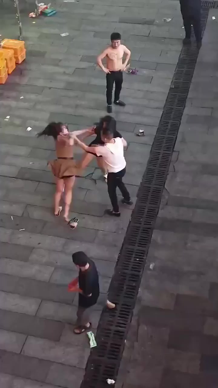 双女街头互殴 上演撕衣大战 拳打脚踢春光外泄 保安拉都拉不住太野了！