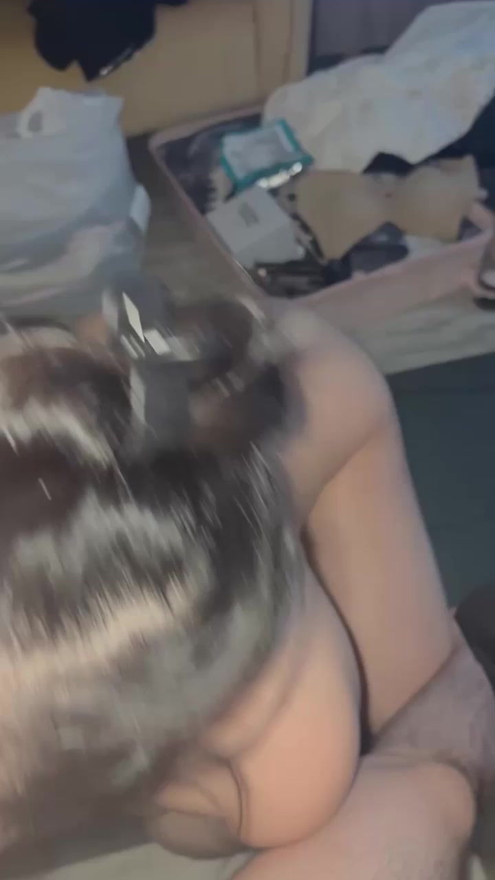 越南技商银行女职员 被副行长潜规则 骚穴遭无套暴力打桩 浪叫不断彻底沉沦！