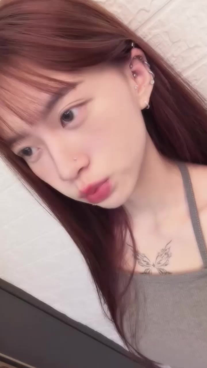 高颜值小网红 七七 与前男友做爱自拍泄密 女仆装露脸口交做爱超骚