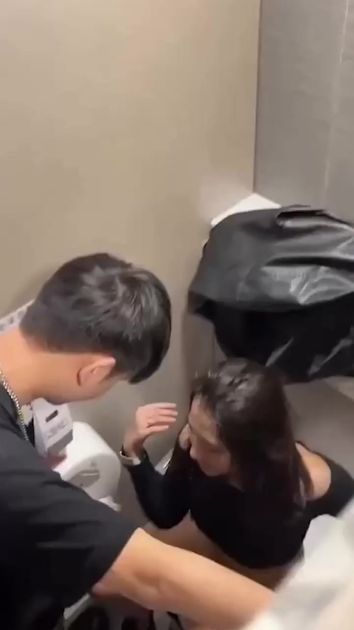 商场厕所 小情侣被大神全程偷拍 厕所隔间激情后入猛猛打桩 刺激拉满！