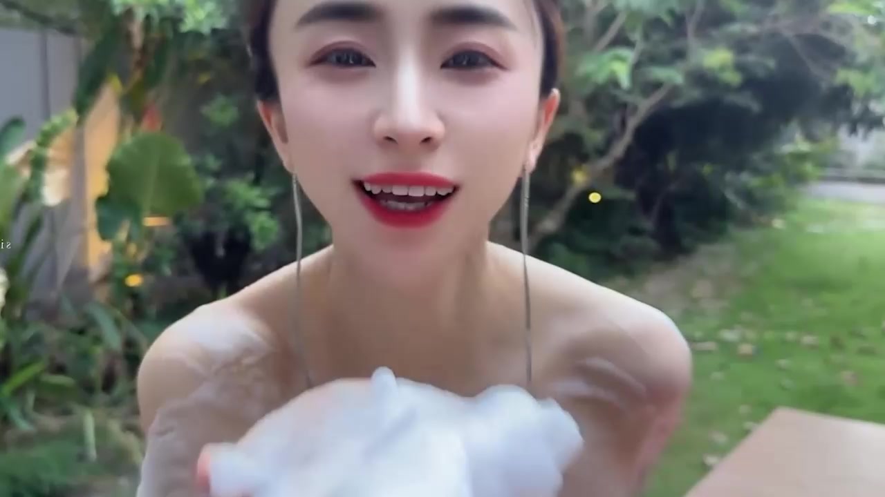 最美网红 大表姐 花园裸浴 户外露出公然撒尿 巨乳泡沫浴高清特写骚出天际！