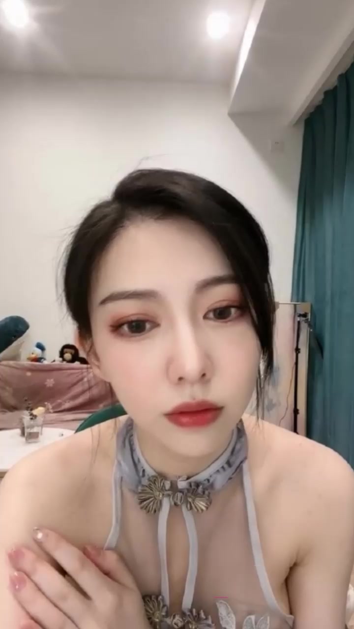 高挑美女 FU艾斯 定制福利 模拟后入淫语不断 表情妩媚激情发骚