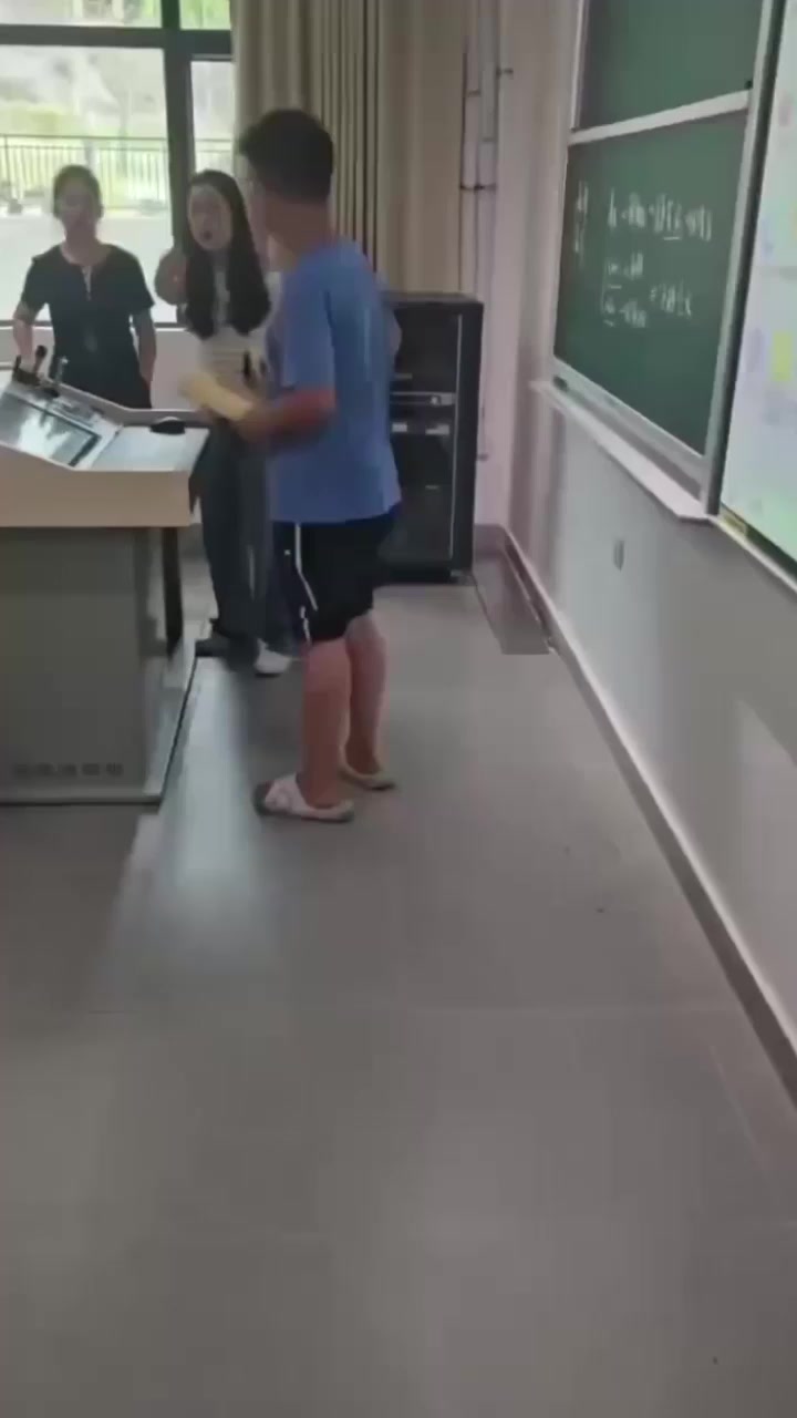 广州理工大学惊现发疯代课哥 被抓包怒骂老师 现场视频看懵全网