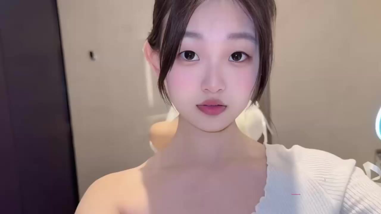 高颜值学生妹 朵朵 金主定制私拍 白皙酮体全裸发骚 自慰扣穴反差至极