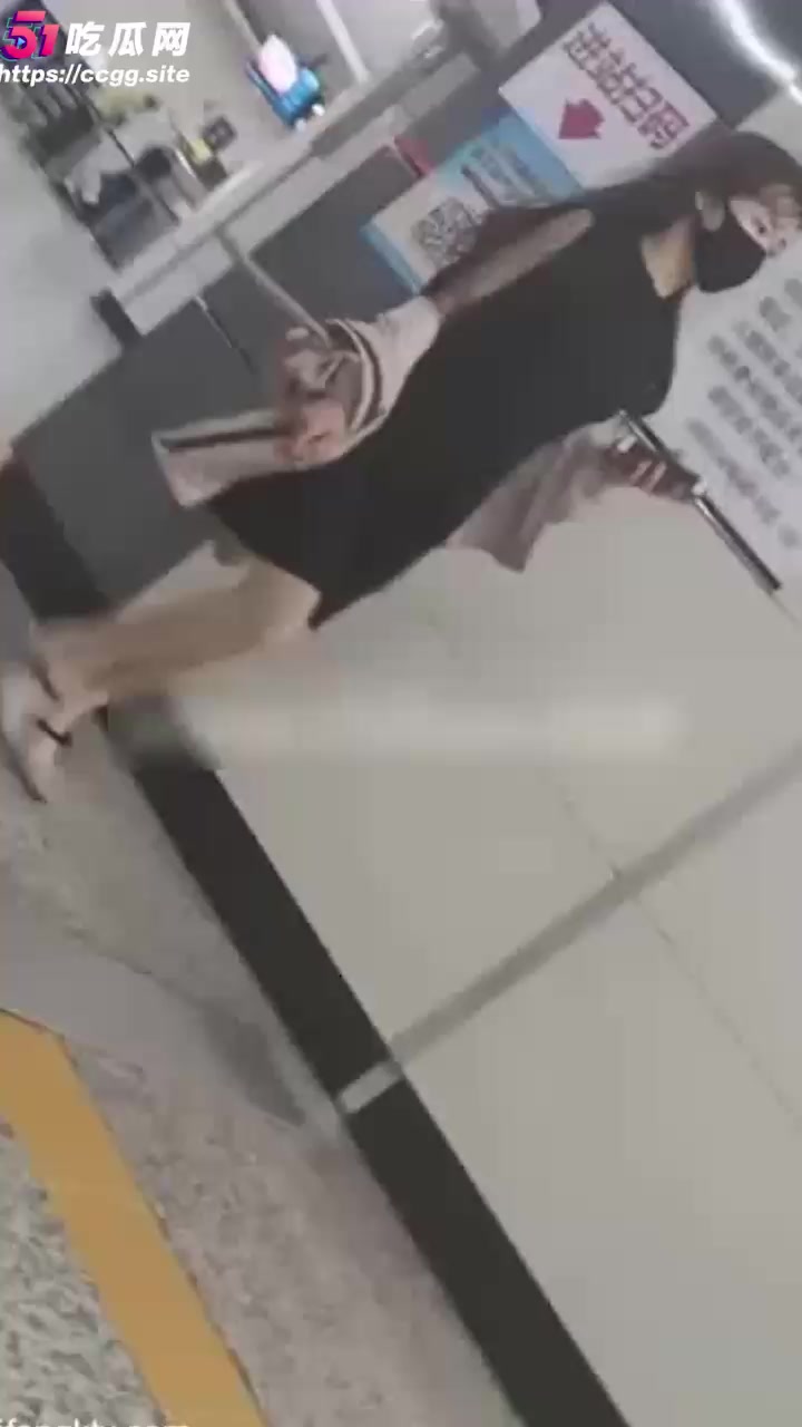 辽宁涂鸦大神 地铁电梯尾随抄底 掏出阳具街射多位极品尤物 画面猎奇又刺激！