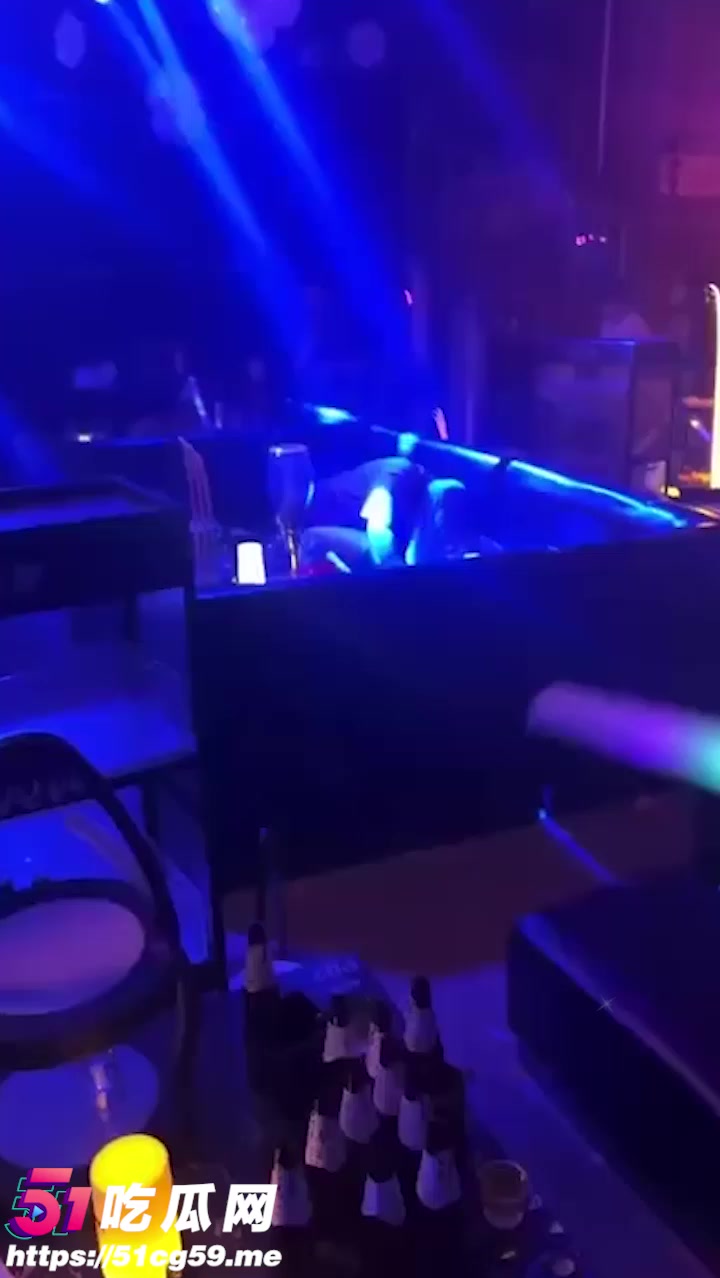 山东潍坊哈哈酒吧劲爆曝光 骚男当众把头塞进浪妹裙子狂舔逼 太开放了！