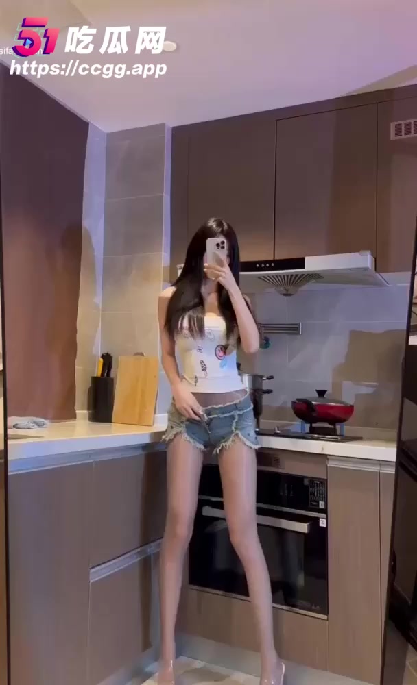 抖音200万粉网红 桂芬 重金定制福利 身姿曼妙前凸后翘 精油湿身闪耀销魂淫光！