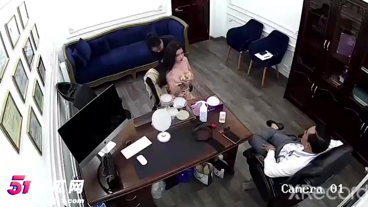 模特面试明目张胆潜规则 办公室直接脱光光 面试官咸猪手狂摸奶子量身材！