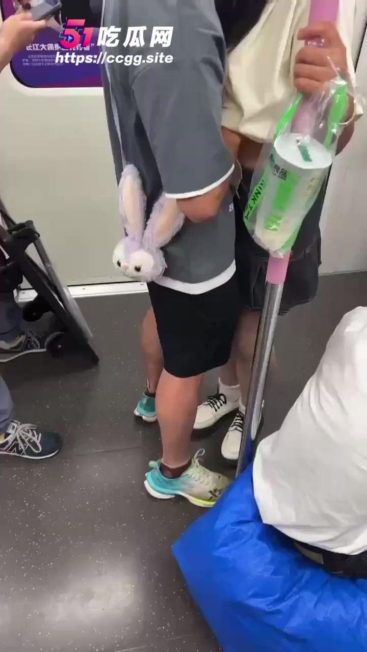 上海地铁11号线 摸奶门事件 小情侣忘情摸奶惨遭偷拍 现场视频流出轰动全网！2
