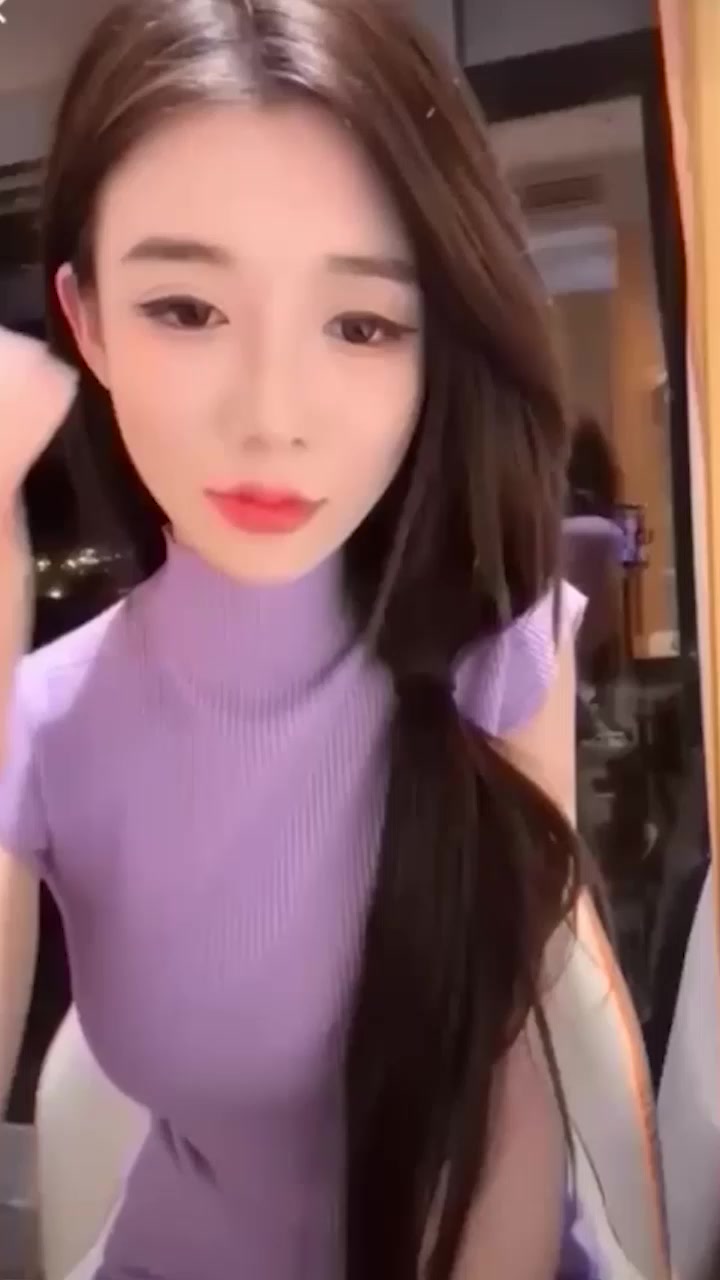 抖音百万粉丝博主 黎允熙baby 直播换衣服 玻璃反光露点福利吸引眼球