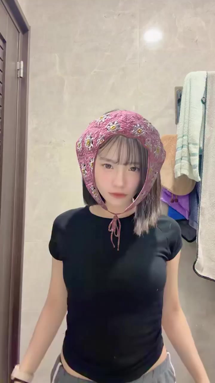 性感网美 糖糖 早期黄播视频被偷录外流 丰满雪乳被双手抓揉 骚浪模样判若两人1