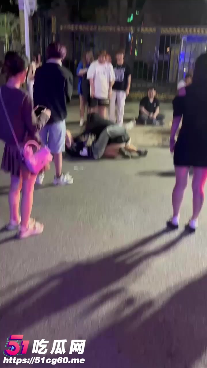 天津工体小仙女暴揍细狗 小坦克把男人按在地上狂锤 太猛了！
