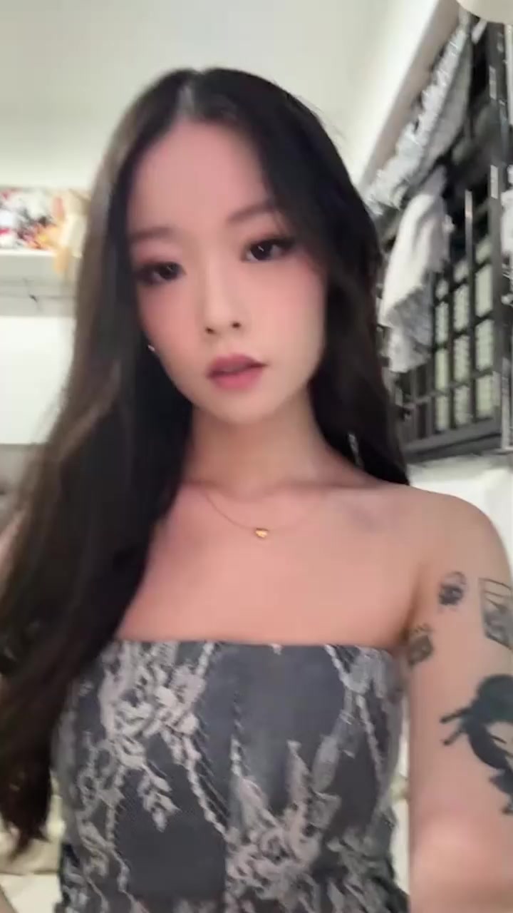 高颜值海外留学生裸舞视频 顶跨扭腰狂扭腰技 性感黑丝直击灵魂！