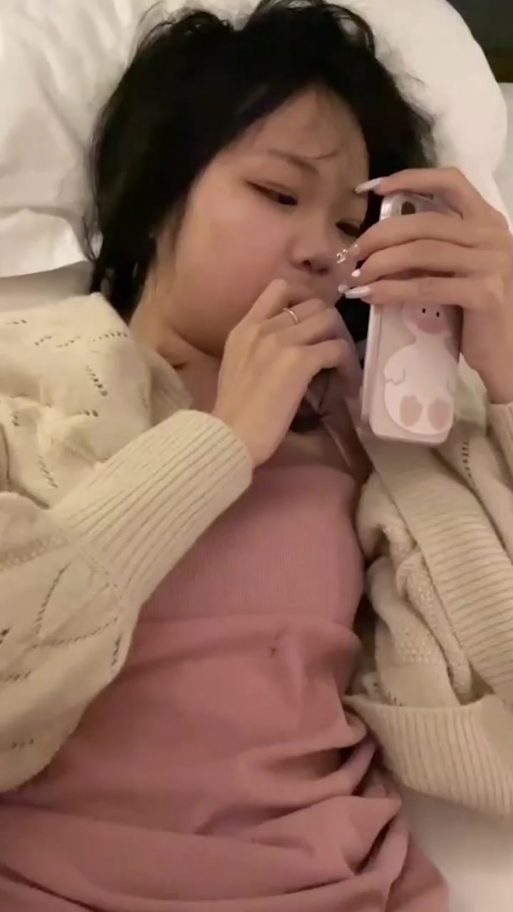 万人求更 边打电话边做爱合集 女神床上功夫性感撩人 边唠嗑边迎合抽插骚爆了！1