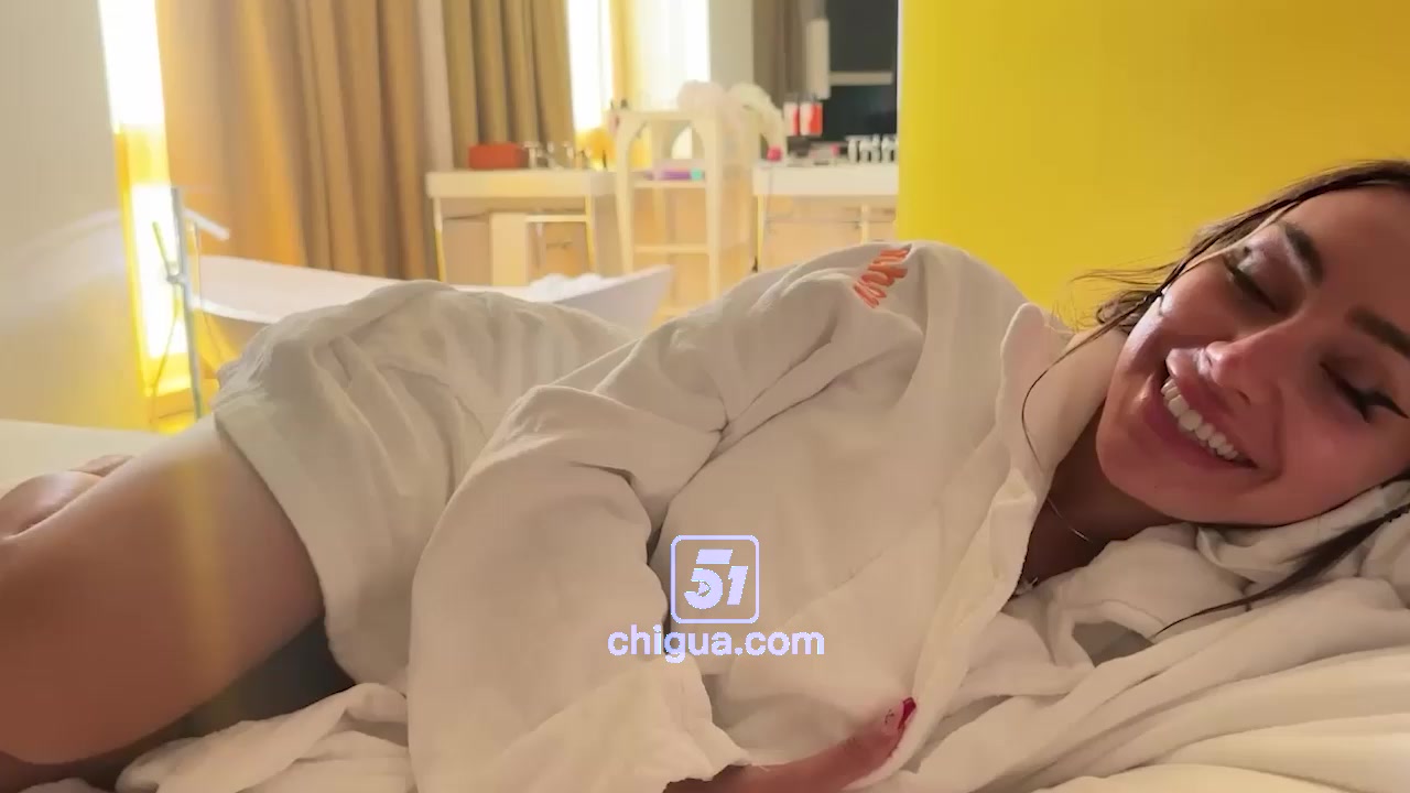 欧美巨乳白虎 SisiRose 与继父度假 被无套狠干浪穴 吐舌承精淫荡绝顶！