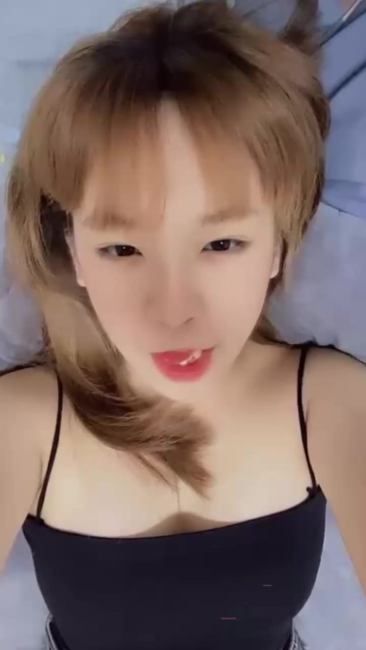 巨乳学生妹 张昕月 情侣自拍 手口并用服侍男友肉棒 表情饥渴吐舌发骚