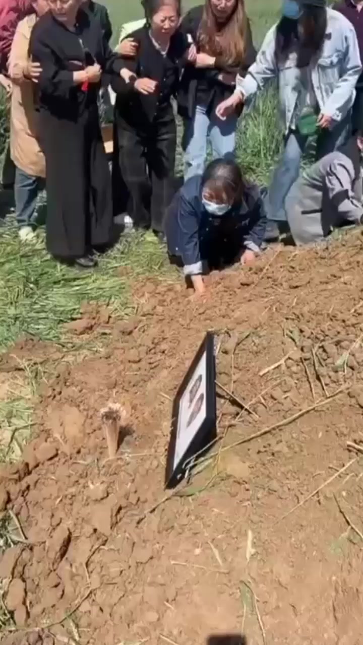 猎奇风俗 配阴婚现场直击 家人手刨黄土塞衣裳 逝人男女同框透诡异