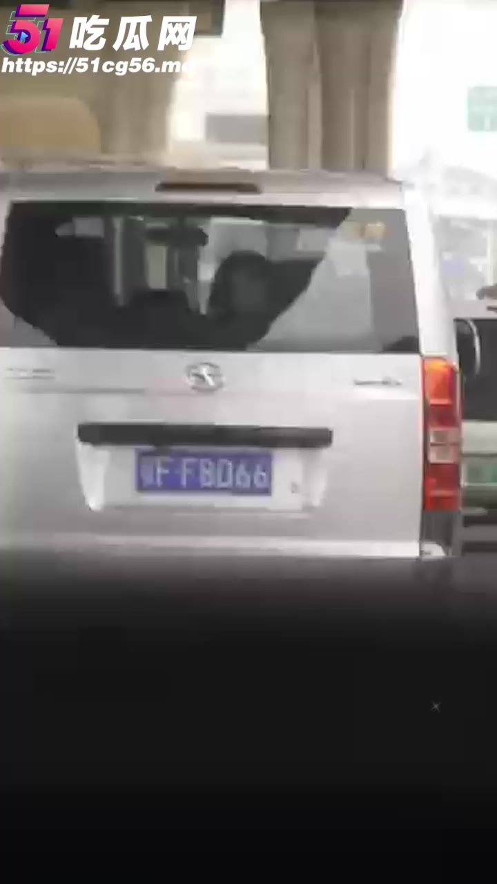 湖北襄阳马路街头惊现车震现场 女的边看窗外边女上位狂骑 路人围观太刺激了！