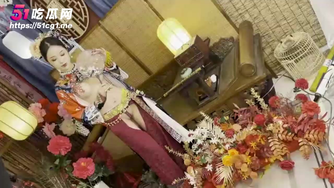 推特爆款网黄 钛合金TiTi 定制私拍 穿古风玉妃旗袍 近景展示爆乳 妖娆身姿一览无遗！