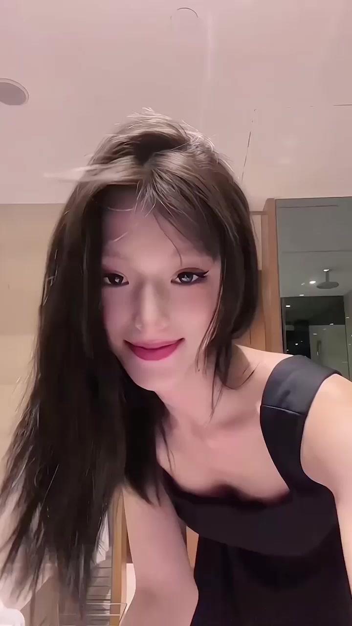 小网红 leelee 做爱福利视频曝光 黑丝大长腿的反差婊被男人摁在床上爆操
